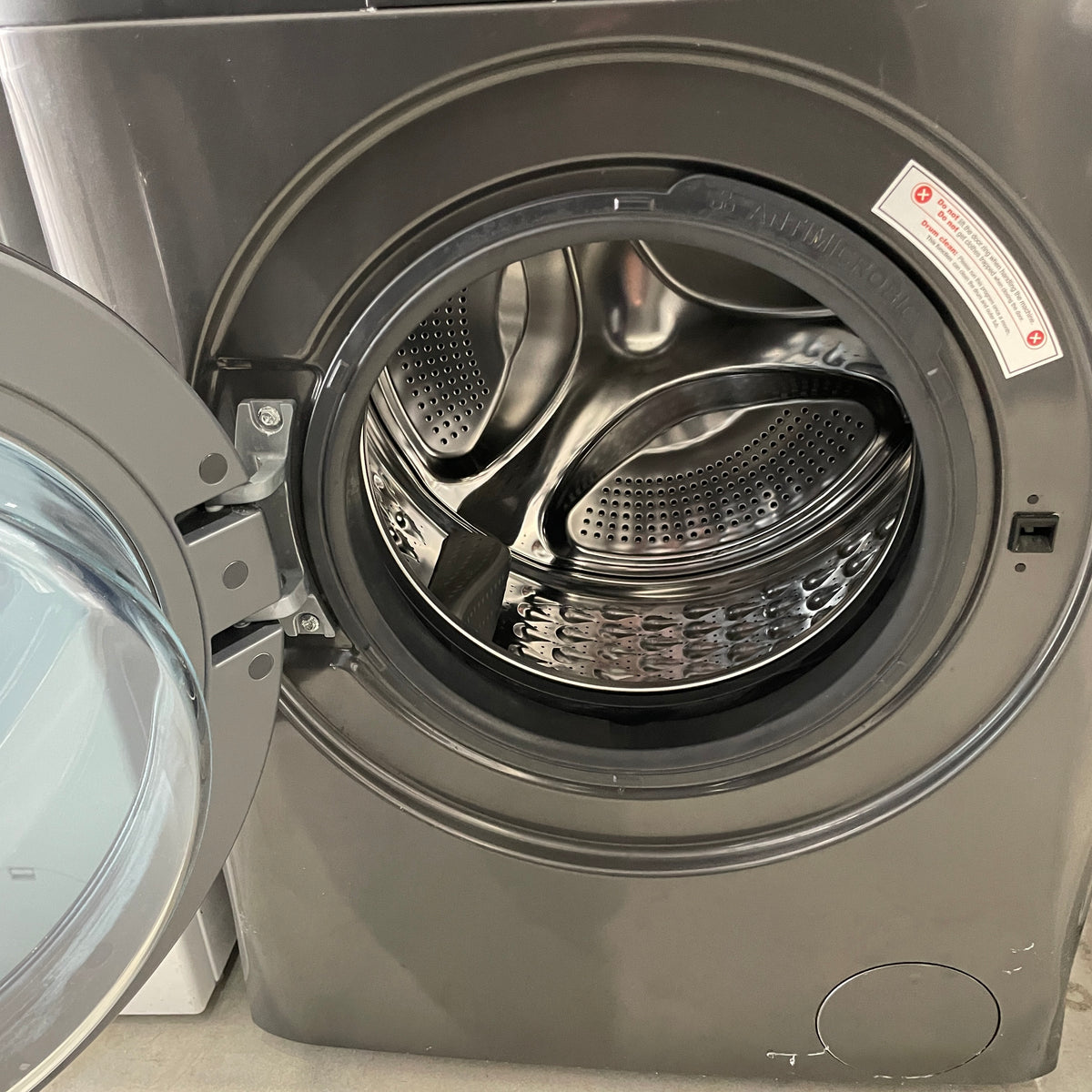CHiQ 8.5kg Front Load Washing Machine WFL85PL48G1 – Gunmetal Black, 1400 RPM Inverter Refurbished