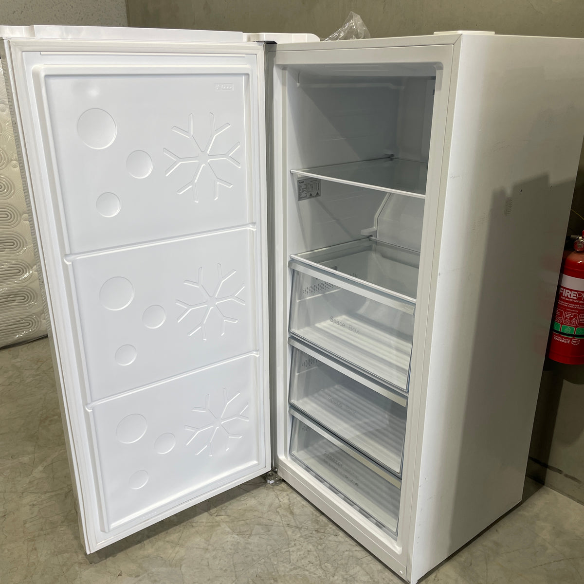 CHiQ 311L Vertical Hybrid Freezer CSH311NWL3 – Hybrid Fridge/Freezer, Frost Free & Inverter | Near New
