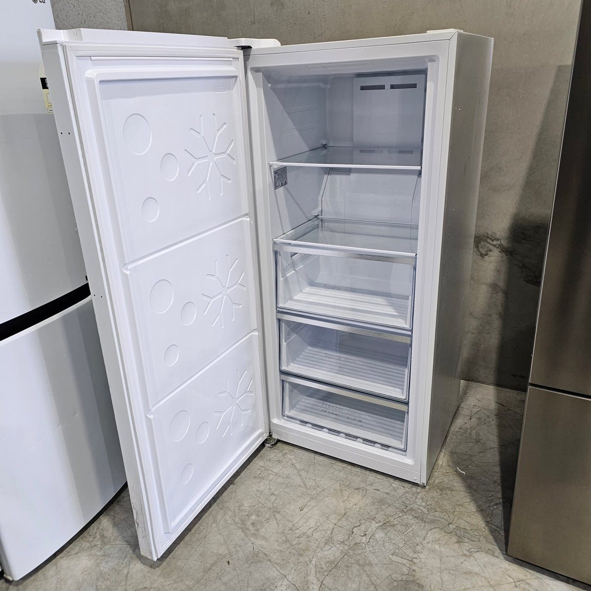 CHiQ CSH311NWL3 311L Hybrid Fridge Freezer – White | Refurbished | 6 Month Warranty image 4