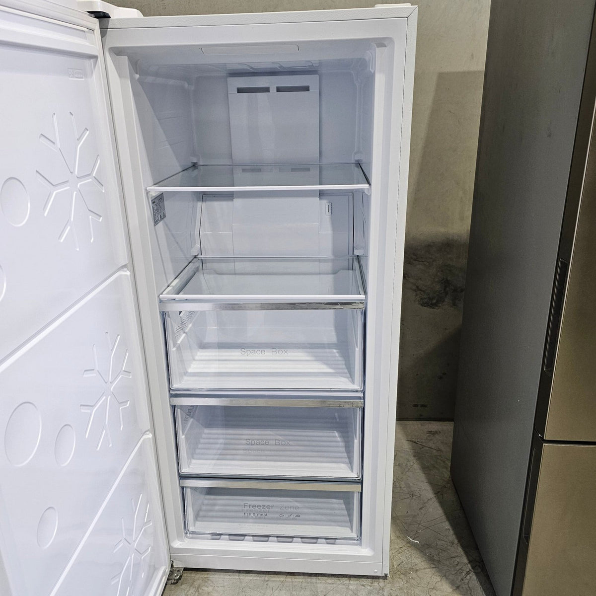 CHiQ CSH311NWL3 311L Hybrid Fridge Freezer – White | Refurbished | 6 Month Warranty image 2